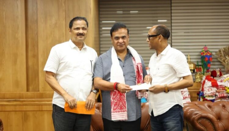 Representatives of DNews and Pews Group of Institutions present a Rs 4 lakh donation to Assam Chief Minister Himanta Biswa Sarma at the Chief Minister's Office.